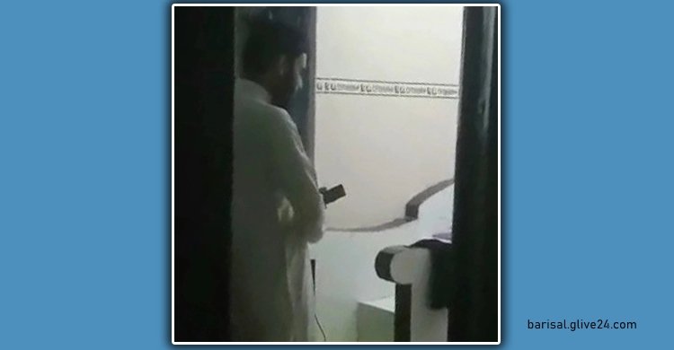 মোবাইল দেখে তারাবি নামাজে ইমামতি, হাফেজকে বহিষ্কার। সারা সপ্তাহের খবর