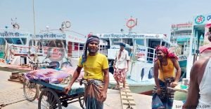 পেশা ছাড়ছেন অনেকে আয় কমেছে কুলিদের